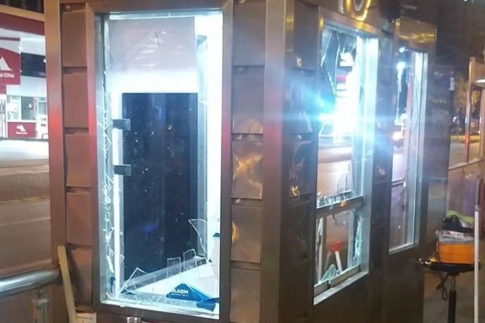 Tramvay dura gvenlik kulbesinin camlarn kran kiiler yakaland