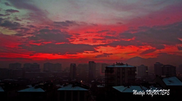 KIRMIZILA�IYORDU AK�AMLAR