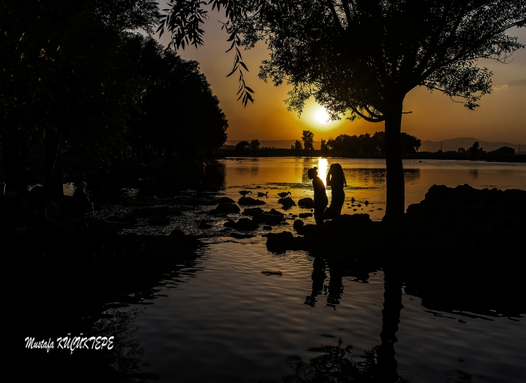 KIRMIZILA�IYORDU AK�AMLAR