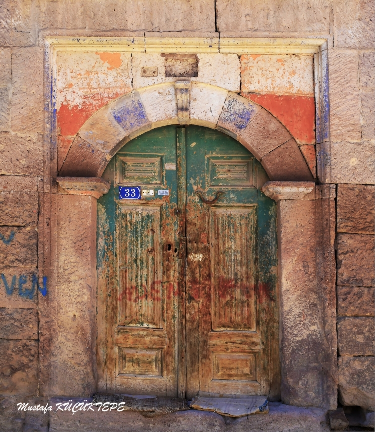 D�NYA B�R DE��RMEND�R B�R KAPIDAN G�R�P D��ER�NDEN �IKARIZ