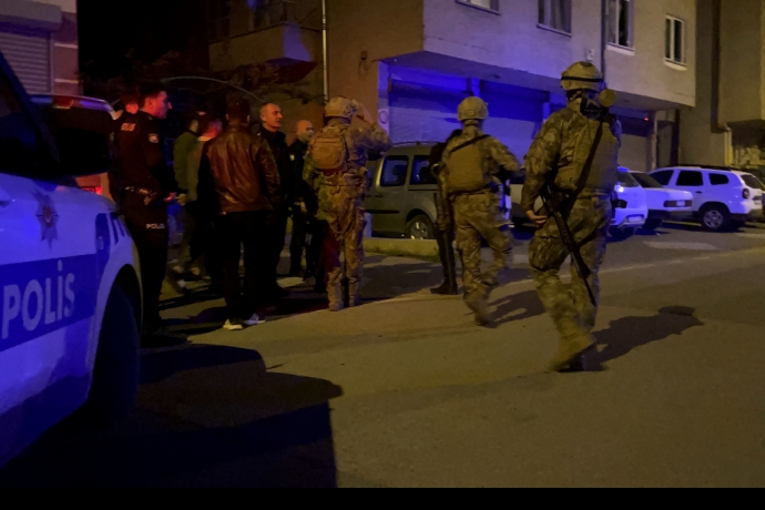 Balkondan tfekle havaya atee ap, kendini eve kilitledi