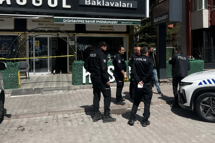Pastanede tabancayla vuruldu, kurtarlamad