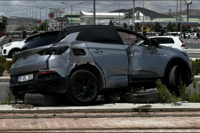Kayseri'de TIR, Otomobil ve Otobs arpt: 8 Yaral
