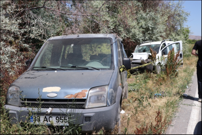 Kayseri- Hafif ticari ara, park halindeki araca arpt; 1 l, 8 yaral 
