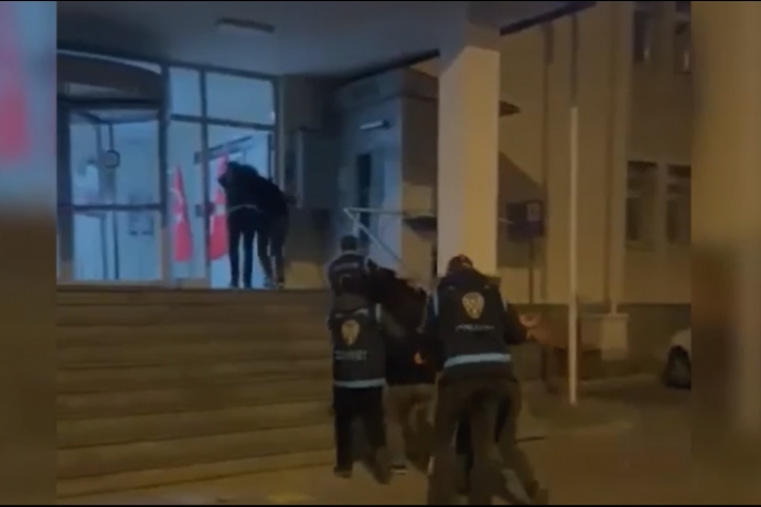 Talas Bulvar�nda Nefes Kesen Gece: Alkoll� S�r�c� Polis Memuruna �arparak Ka�t�, 4 ��pheli K�sk�vrak Yakaland�