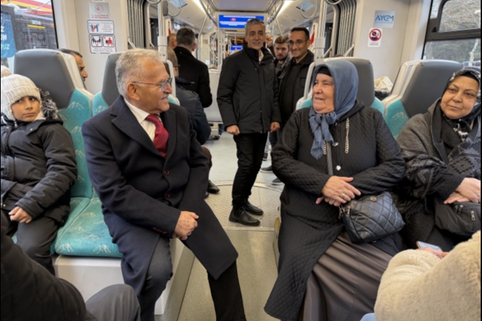 Ba�kan B�y�kk�l��'tan, Kayserililer ile Samimi Sohbet E�li�inde Tramvay Yolculu�u