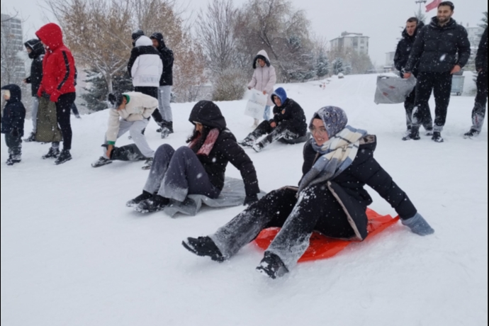 Yeni Y�l�n �lk G�n�nde Bele� Tepe�de Po�etli Kayak Keyfi