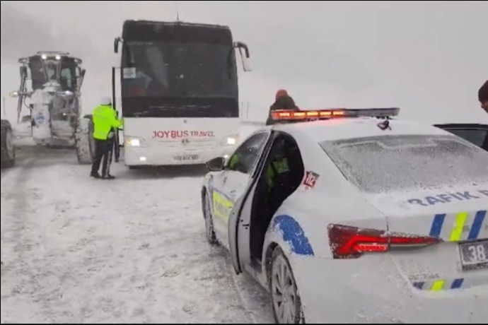 Kayseri Erciyes Yolunda Tur Otob�s� Mahsur Kald�