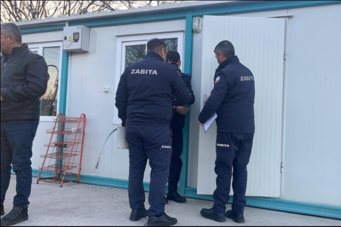 Okul Yan�ndaki B�fede Da��t�ld�. �ocuklar Zehirledi