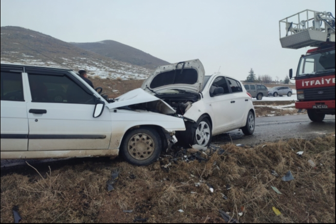 ��retmenlerin ��inde Bulundu�u �ki Otomobil �arp��t�: 5 Yaral�