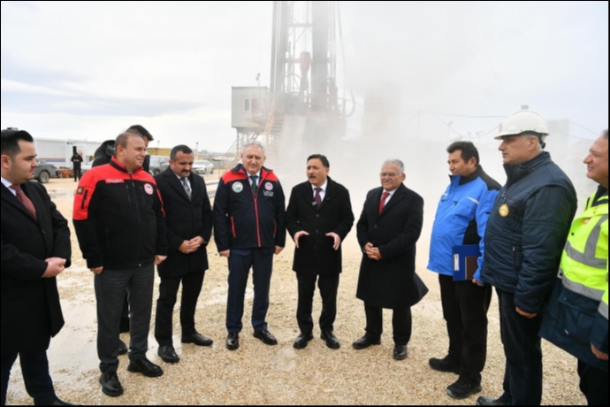 Vali �i�ek ve Ba�kan B�y�kk�l��, Elmal� Jeotermal Kaynakl� Sera OTB�yi �nceledi