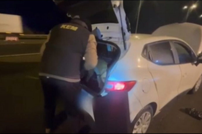 Kayseri'de Otomobil Koltuk Ba�l���na Gizlenmi� Uyu�turucu Ele Ge�irildi