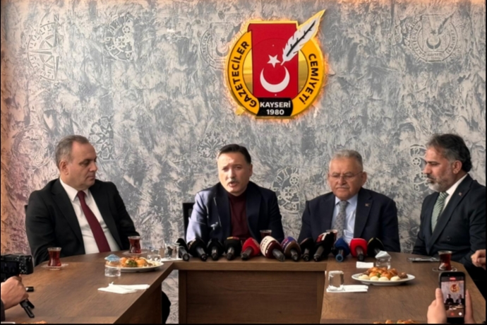 Vali �i�ek: Gazetecilik �nsan�n ��ine Girdimi, Anlad���m Kadar�yla ��km�yor