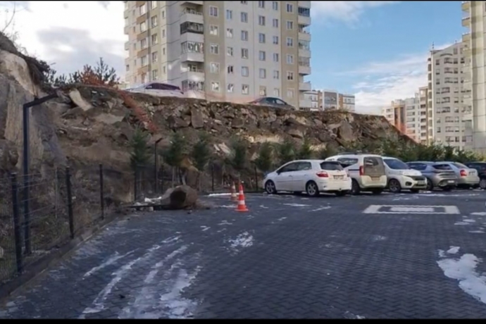 Kayseri�de Kaya Par�as� Binan�n �n�ne D��t�