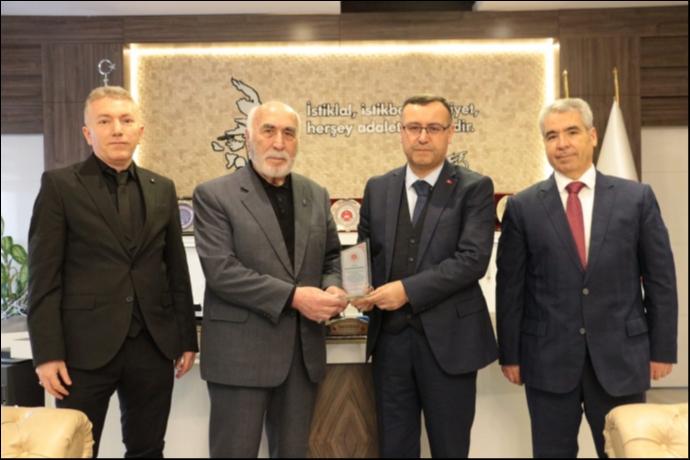 Kayseri Cumhuriyet Ba�savc�s� Korkmaz�dan Karamustafao�lu�na Te�ekk�r Plaketi