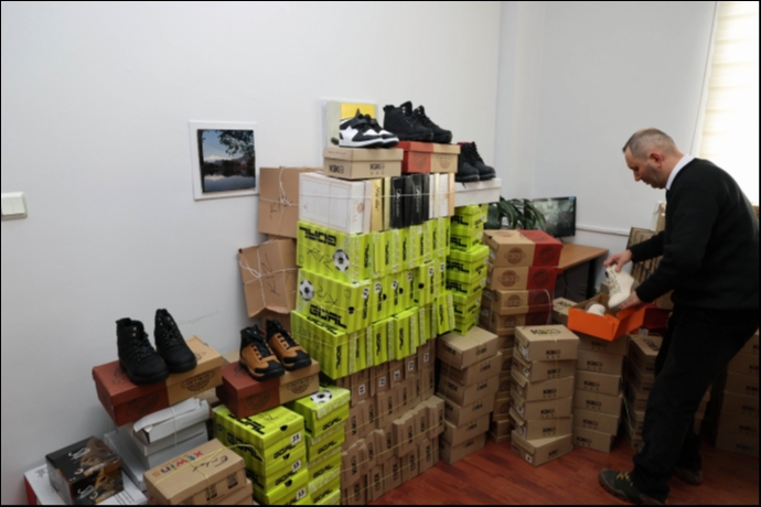 Talas�ta Minik Ayaklara S�cak Dokunu�: 813 ��renciye K��l�k Ayakkab� Deste�i