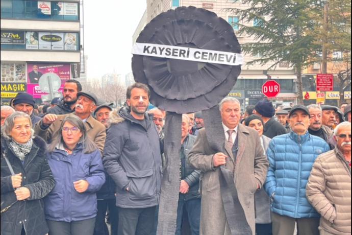 Kayseri'de Siyah �elenkli Tepki: Alevi Kurumlar�ndan CHP �n�nde Sert Mesaj
