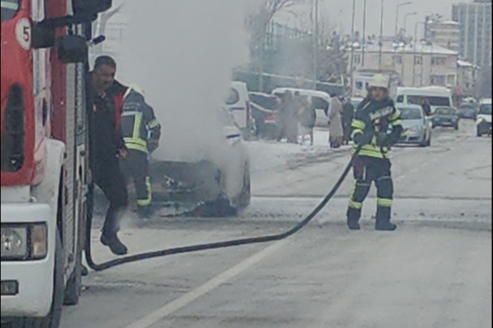 Kayseri'de Alevlere Teslim Olan Otomobil Yolda K�l Oldu