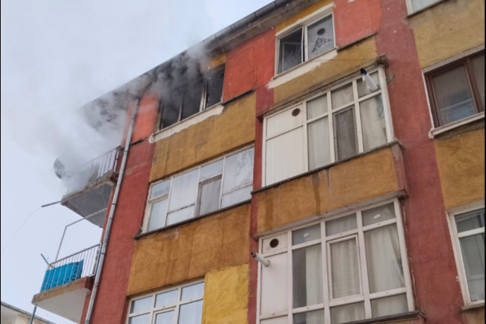 Alevler Son Katta Y�kseldi: Kayseri�de �� Katl� Binada Yang�n Pani�i