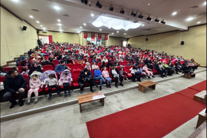 Hac�lar�da Tatil Kahkahaya D�n��t�; Hacivat �le Karag�z �ocuklarla Bulu�tu