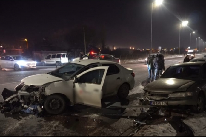 Kayseri Ye�il Mahalle�de Ak�am Saatlerinde �arp��ma; �ki Otomobil Hasar G�rd�