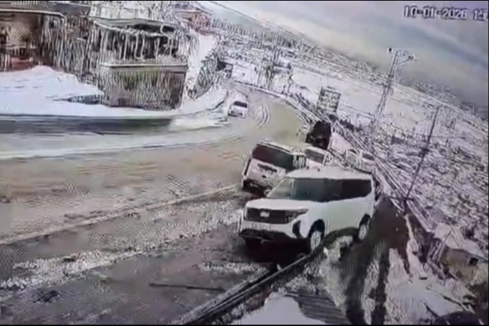 Kayseri�de Bay�r A�a�� Kontrolden ��kt�, El Freni �ekilmeyen Ara� Kamerada