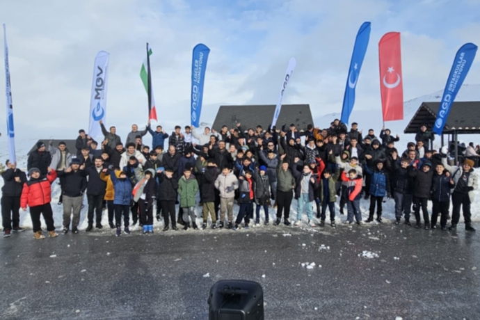 Erciyes�in Zirvesinde Karde�lik R�zg�r�: AGD Kayseri Gen�leri K�� Etkinli�inde Bulu�tu