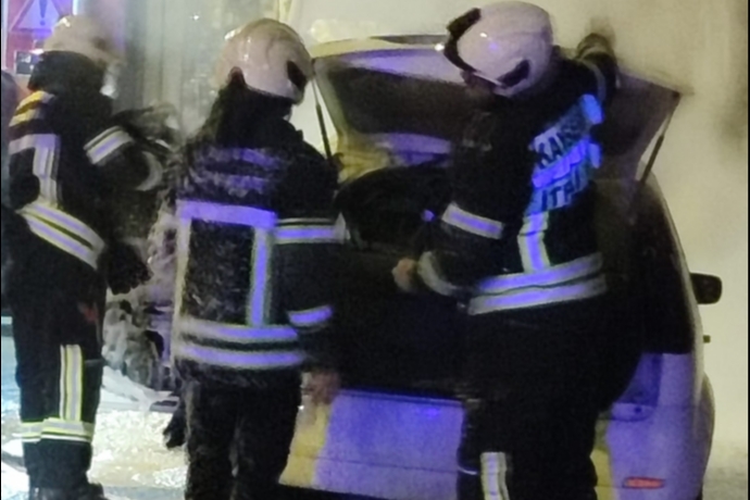 Kayseri�de Geceyi Ayd�nlatan Alevler Park Halindeki Otomobili Sard�