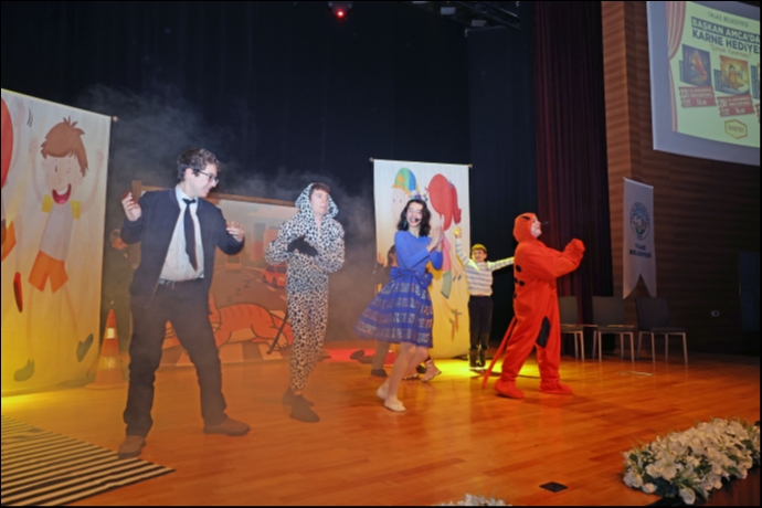 Ba�kan Amca�dan Karne Hediyesiyle Tiyatro ��leni: Garfield Minik Kalpleri Co�turdu