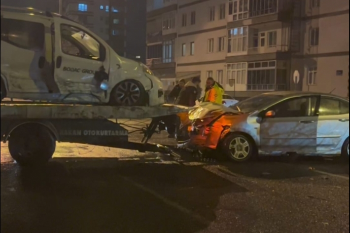 Gece Saatlerinde Korkutan �arp��ma: Kayseri�de �ki Ara� Hurdaya D�nd�, 4 Ki�i Yaraland�