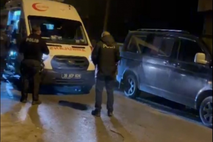 Gece Yar�s� Sokakta Deh�et Anlar�: 17 Ya��ndaki Gen� �l�mle M�cadele Ediyor