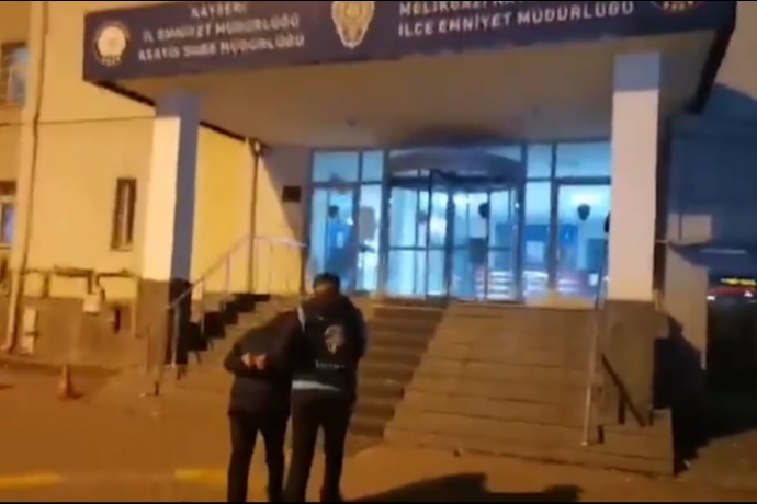 Geceyi Delen Silah Sesleri Sonras� Kap� �al�nd�: Kayseri�de 2 Katl� Eve Ate� A�an ��pheli Yakaland�