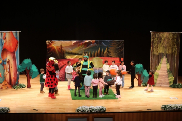 Talas�ta S�mestir Perdesi Alk��larla Kapand�: �Ormanlar Kral� A�ustos B�ce�i� Sahneye Damga Vurdu