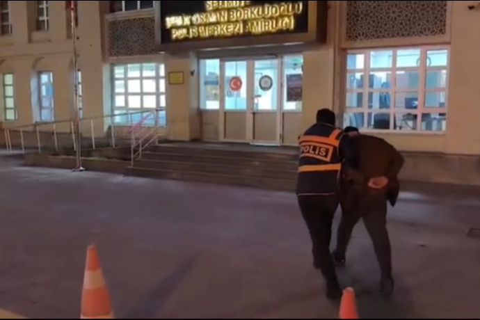 Kayseri'de Park Halindeki Arac�n Lastiklerini Kesti! Polis Kap�s�n� �ald�