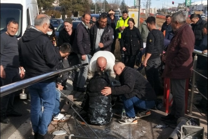 Tramvay Dura�� Yan�nda Korku Dolu Anlar: Otomobil Yayalar� Bi�ti!