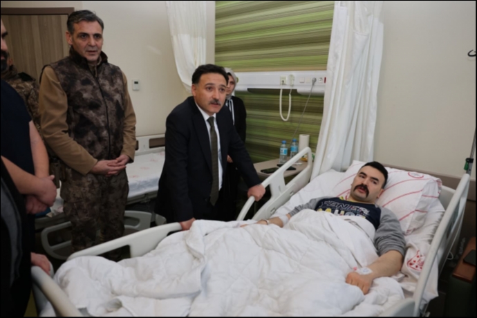 Kayseri�de Operasyonda Silahlar Patlad�: Vali �i�ek Yaral� �zel Harekat Polisini Hastanede Ziyaret Etti