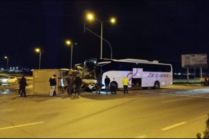 Osman Kavuncu Bulvar��nda Kav�ak Kazas�: Otob�sle Kamyonet �arp��t�, 5 Ki�i Yaraland�