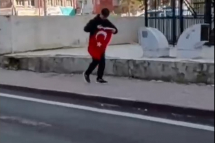 Yerdeki Bayra�� G�r�nce Durdu� 14 Ya��ndaki Dursun Berk�in Hareketi Kayseri�yi Duyguland�rd�