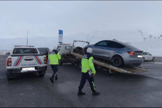 Beyaz Zirvede Tehlikeli G�steri Erciyes�te Drift Yapan S�r�c�ye Ceza Ya�d�