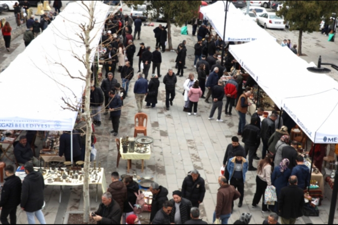 Melikgazi Belediyesi�nden �ehrin Merkezinde Antika Molas�: Dedeman Park��nda Zaman Yolculu�u Dikkatlerden Ka�mad�.