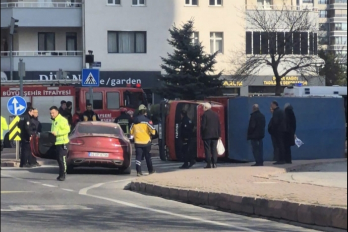 Melikgazi�de Bulvarda Can Pazar�: Kamyonet Devrildi, 1 Ki�i Yaraland�