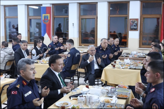 Kayseri�de �ftar Sofras�nda Bulu�ma: Vali �i�ek Ve Ba�kan B�y�kk�l��tan Mehmet�iklere Anlaml� Mesaj