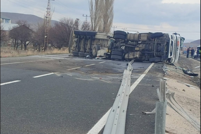 Kayseri�Sivas Yolunda Korkutan Kaza: Akaryak�t Y�kl� Tanker Devrildi, Facian�n E�i�inden D�n�ld�