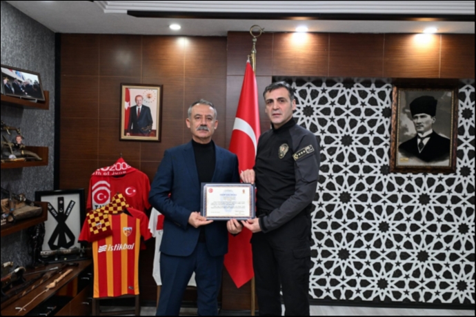 Emeklili�inin Ard�ndan �smi Operasyonla An�ld�! Maksut G�lda��tan �ok Konu�ulacak A��klama