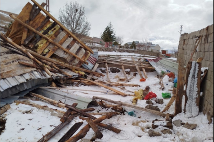 O �l�ede Gece Yar�s� Korkutan Manzara: R�zgar �at�y� S�kt� Att�