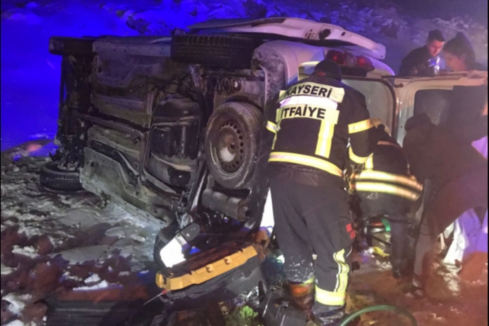 O �l�ede Gece Yar�s� Faciadan D�n�ld�: Karla Kapl� Yolda Ara� �arampole U�tu