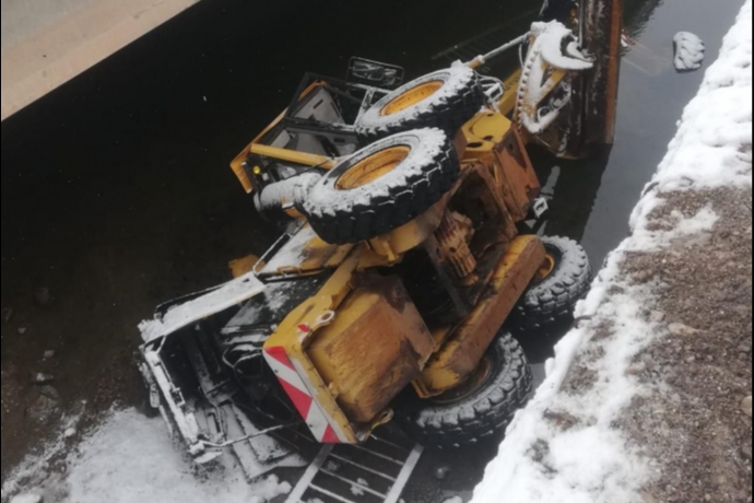 Zamant� K�pr�s��nde Korku Dolu Anlar Kar K�reme Arac� Su Kanal�na Devrildi