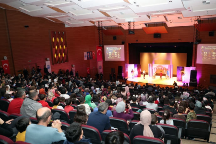 Talas'ta �ocuklar Tiyatroyla G�ld�, G�n�ller Ezgilerle Co�tu