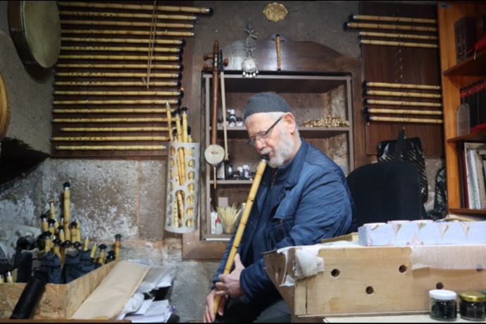 Bir Beyitle Ba�lad�, 40 Y�ld�r Ayn� Nefesi �fl�yor