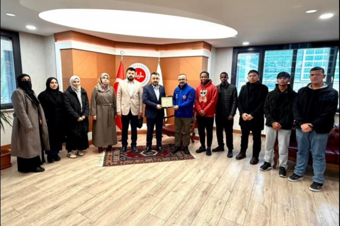 102 Y�ll�k ��nar, D�nyan�n D�rt Bir Yan�ndan Gelen Gen�lerle Bulu�tu: Kayseri�de Anlaml� Ziyaret!